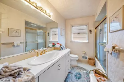 204 Tryon Pl, Paramus, NJ 07652 - Photo 20
