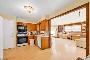 204 Tryon Pl, Paramus, NJ 07652 - Photo 10
