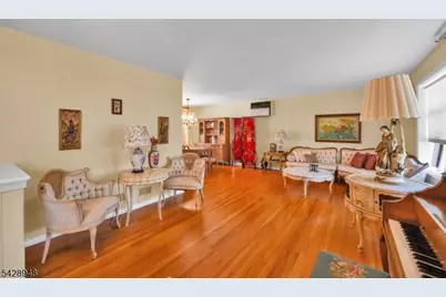 204 Tryon Pl, Paramus, NJ 07652 - Photo 4