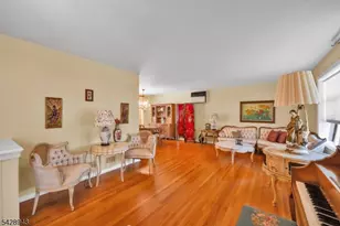 204 Tryon Pl, Paramus, NJ 07652 - Photo 4