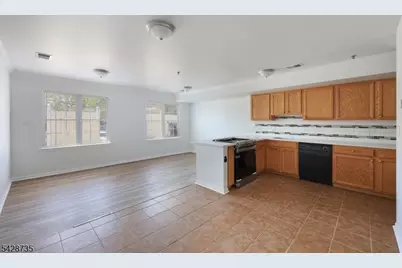 566 Pennsylvania Ave #E2, Elizabeth, NJ 07201 - Photo 2
