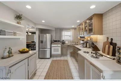 2 Lloyd Pl, Belleville, NJ 07109 - Photo 8