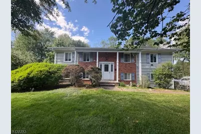 92 Fairway Dr, East Hanover Township, NJ 07936 - Photo 2