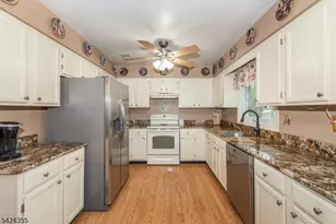 4 Lisa Ct, Roxbury Township, NJ 07876 - Photo 2