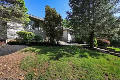 29 Deer Path Cir, Green Brook Township, NJ 08812 - Photo 2