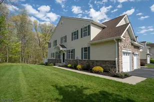 13 Julia Pl, Mount Olive, NJ 07828 - Photo 2