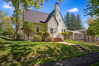 28 Berkeley Pl, Livingston, NJ 07039 - Photo 2