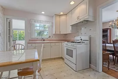 28 Berkeley Pl, Livingston, NJ 07039 - Photo 12