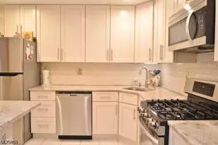 110 Castle Ridge Dr, East Hanover Township, NJ 07936 - Photo 2