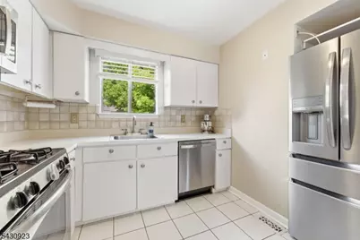 10 Cedar Ct, Raritan Township, NJ 08822 - Photo 4