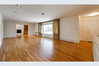 17 Oxford Dr, Livingston, NJ 07039 - Photo 2