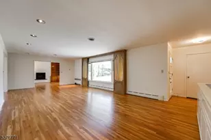 17 Oxford Dr, Livingston, NJ 07039 - Photo 2