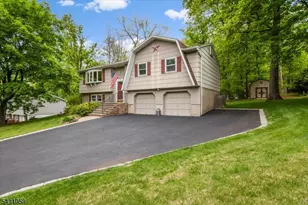 10 Hemlock Pl, Ringwood, NJ 07456 - Photo 1