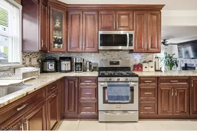 31 Knoble Pl, Hawthorne, NJ 07506 - Photo 10