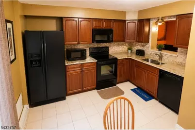 82 Tiffany Blvd, Newark, NJ 07104 - Photo 4