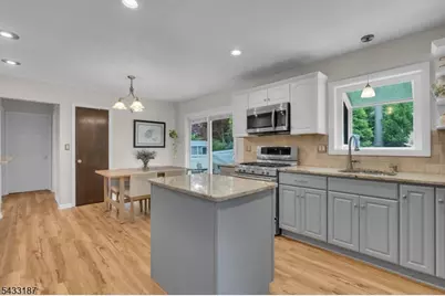 46 Rafkind Rd, Bloomingdale, NJ 07403 - Photo 8