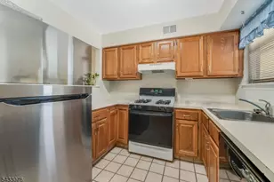 130 Locust Ct, Raritan Township, NJ 08822 - Photo 4