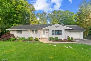 17 Foxhill Ln, Ringwood, NJ 07456 - Photo 2