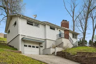 10 De Lazier Pl, Bloomingdale, NJ 07403 - Photo 2