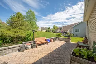 22 Bluffs Ct, Hamburg, NJ 07419 - Photo 2