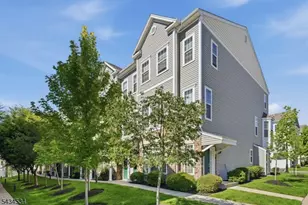 13 Dahlia Ln, Garfield, NJ 07646 - Photo 2