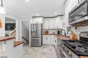 841 Colonial Arms Rd, Union Township, NJ 07083 - Photo 6
