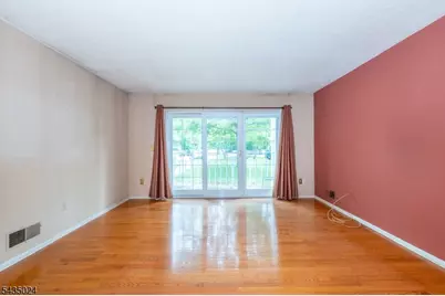 186 Larch Ln, Mahwah, NJ 07430 - Photo 2