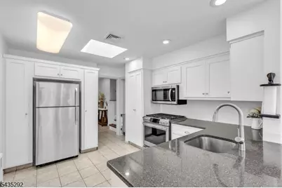 31 Monhegan Ave, Wayne Twp., NJ 07470 - Photo 16