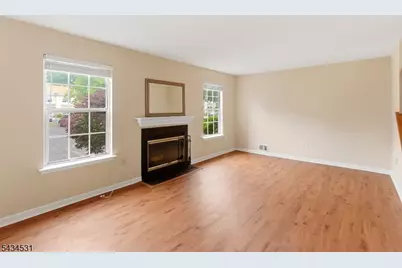 39 Canterbury Cir, Franklin Township, NJ 08873 - Photo 4