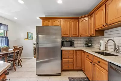 27 W James Pl, Woodbridge Township, NJ 08830 - Photo 12
