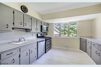 21 Hillery Dr, Mount Olive, NJ 07836 - Photo 10