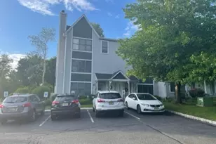 102 Burlington Ct, Hamburg, NJ 07419 - Photo 2