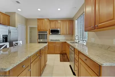 81 Lafayette Cir #81, Totowa, NJ 07512 - Photo 12