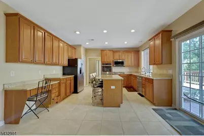 81 Lafayette Cir #81, Totowa, NJ 07512 - Photo 14