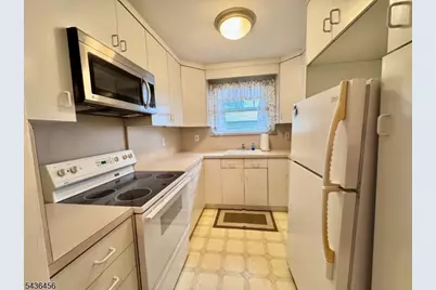 816 Kingsland Ln, Fort Lee, NJ 07024 - Photo 6