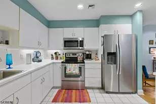 208-32 Shearwater Ct, Jersey City, NJ 07305 - Photo 8