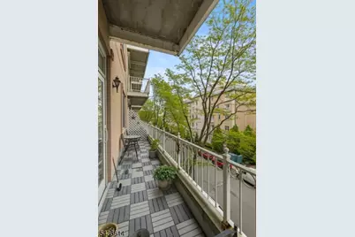 208-32 Shearwater Ct #32, Jersey City, NJ 07305 - Photo 8