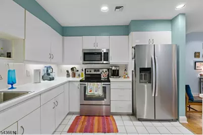208-32 Shearwater Ct #32, Jersey City, NJ 07305 - Photo 2