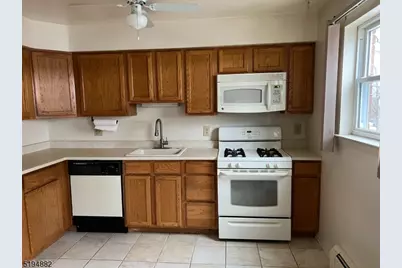 17 Manchester Ct, Wayne, NJ 07470 - Photo 4