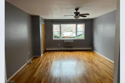 17 Manchester Ct, Wayne, NJ 07470 - Photo 2