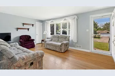 12 Evelyn Pl, East Hanover Township, NJ 07936 - Photo 2