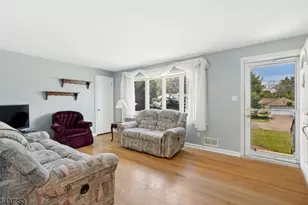 12 Evelyn Pl, East Hanover Township, NJ 07936 - Photo 2