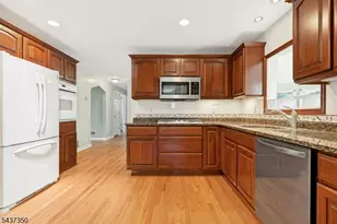 12 Evelyn Pl, East Hanover Township, NJ 07936 - Photo 4