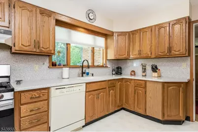 5 Pinewood Ter, Fairfield, NJ 07004 - Photo 6