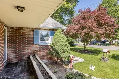 5 Pinewood Ter, Fairfield, NJ 07004 - Photo 4