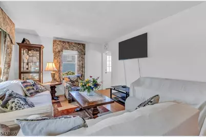 7 Washington Ave, Elmwood Park, NJ 07407 - Photo 6