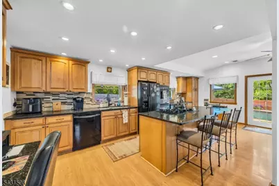 1038 Centre St, Raritan, NJ 08869 - Photo 14