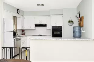 9 Stoneybrook Ln, Jefferson Township, NJ 07438 - Photo 4