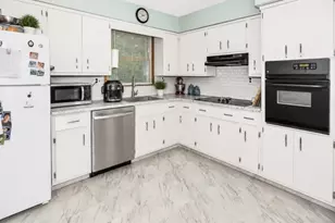 9 Stoneybrook Ln, Jefferson Township, NJ 07438 - Photo 2