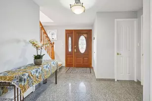 7 Mansfield Ct, Livingston, NJ 07039 - Photo 2